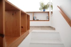 un corridoio con una scala con armadi in legno di Sunset Beach house with two bedrooms a Stelida Altre 18 foto