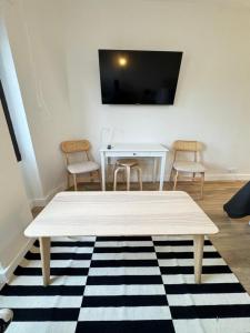 un soggiorno con un tavolo e due sedie di Triana Confort Sevilla a Siviglia