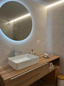 安塞热Studio élégant rénové avec vue à Anzère的带白色水槽和镜子的浴室
