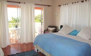 una camera da letto con un letto e una grande finestra di Anchorage B&B a Elysium