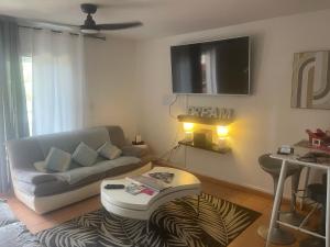 Posezení v ubytování CASA COLIVING avec chambre salle de bain individuelles privatives