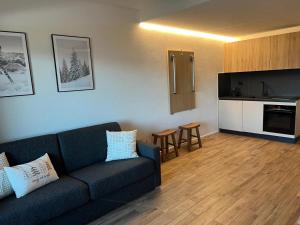 安塞热Studio élégant rénové avec vue à Anzère的带沙发的客厅和厨房