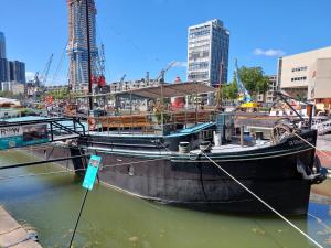 Pemandangan umum bagi Rotterdam atau pemandangan bandar yang diambil dari bot ini +11 gambar