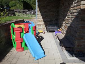 Ein Kinderspielgerät steht neben einer Wand in der Unterkunft Apartment in Halenfeld near Ski Slope in Sellerich