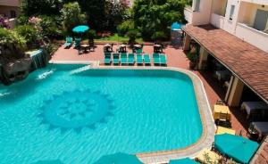 an overhead view of a swimming pool with chairs and umbrellas at Apartments In Golfo Orosei in Orosei