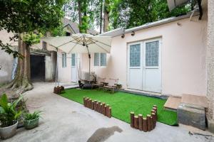 un cortile con un ombrellone e l'erba verde di BiLin a Shanghai