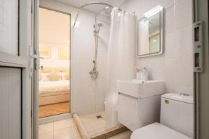 un bagno bianco con wc e doccia di BiLin a Shanghai