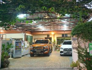 a car garage with a truck parked in it at Rainy's house ห้องพักขนาดใหญ่สำหรับครอบครัวและกลุ่มเพื่อน เงียบสงบและอบอุ่นใจกลางย่านนิมมาน in Chiang Mai +11 photos