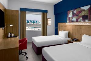 Postel nebo postele na pokoji v ubytování Holiday Inn Express Dubai Airport by IHG