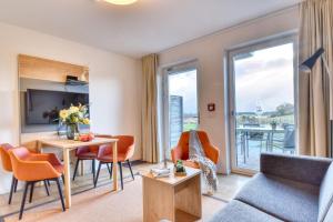 Χώρος καθιστικού στο Ferienwohnung Goldammer 03 im Wreecher Idyll Rügen by ruyastay