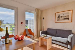 Χώρος καθιστικού στο Ferienwohnung Goldammer 03 im Wreecher Idyll Rügen by ruyastay