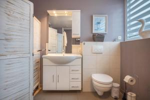 un bagno con un lavandino bianco e un water di Haus Erika a Brunsbüttel Altre 18 foto