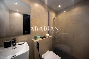 Et badeværelse på Beautiful Newly Renovated Studio - JLT Dubai