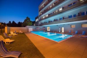 Bazén v ubytování Hotel Kraskov Active Resort nebo v jeho okolí