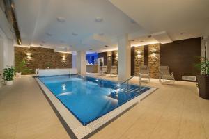Bazén v ubytování Hotel Kraskov Active Resort nebo v jeho okolí
