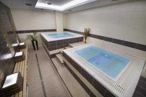 Bazén v ubytování Hotel Kraskov Active Resort nebo v jeho okolí
