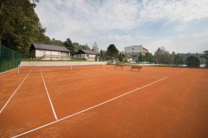 Tenis a/nebo squash v ubytování Hotel Kraskov Active Resort nebo okolí
