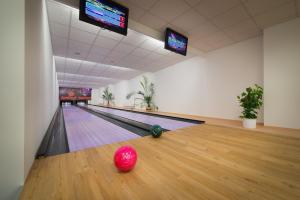 Biliár nebo kulečník v ubytování Hotel Kraskov Active Resort