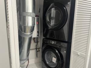 a dryer and a washing machine in a room at Mixed Rustic Vibes in Chicago