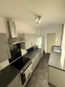 una cocina con encimeras y electrodomésticos en blanco y negro en The Guildford, en Grimsby