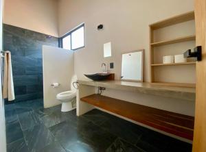 a bathroom with a sink and a toilet at Casa para 6 en Valle, Naturaleza, jacuzzi y descanso in Valle de Bravo +30 photos