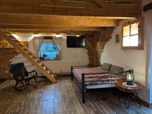 a bedroom with a bed and a tv in a room at Piecówka Wysokie Kaczki in Kaczkowo