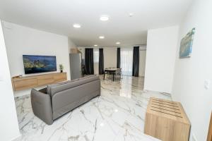 Khu vực ghế ngồi tại Charming 2-Bedroom, 2-Bathroom Apartment in Central Malta
