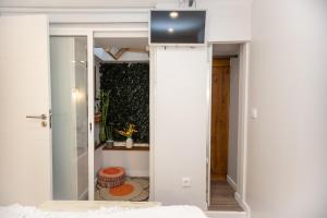 Zimmer mit einer Glasschiebetür, die in ein Schlafzimmer führt in der Unterkunft Casa Zen in Azenhas do Mar + 39 Fotos