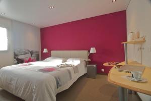 Postel nebo postele na pokoji v ubytování Hôtel Novalis Quimperlé