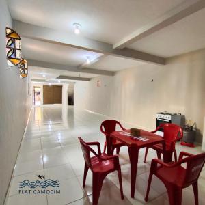 una sala da pranzo con tavolo e sedie e una stanza di Casa grande no centro em Camocim CE a Camocim