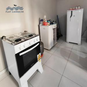 una cucina con fornelli e frigorifero di Casa grande no centro em Camocim CE a Camocim