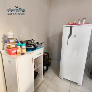 una cucina con un frigorifero bianco accanto a un bancone di Casa grande no centro em Camocim CE a Camocim Altre 10 foto