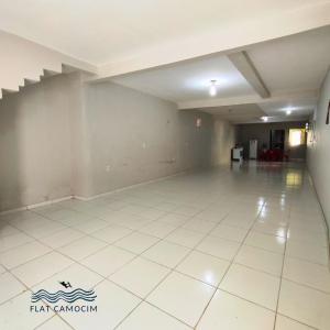 una grande camera vuota con pavimento piastrellato bianco di Casa grande no centro em Camocim CE a Camocim