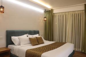 una camera da letto con un letto grande in una stanza di The Grove a Devikolam