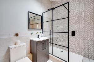 a bathroom with a shower and a sink and a toilet at Royal Chester Retreat - Rose Platinum Properties in Chester
