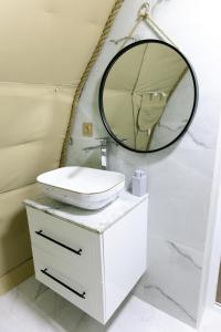 een badkamer met een wastafel en een spiegel bij Dream Domes Glamping House in Gabala +25 foto's