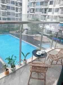 d'un balcon avec une table et des chaises, ainsi que d'une piscine. dans l'établissement Hiền Apartment, à Thôn Văn Dương