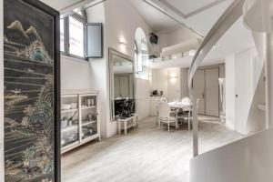 a dining room with a table and a mirror at Elegant flat in the Historic Rome near Colosseum! in Rome