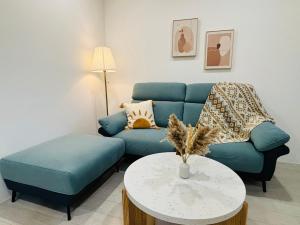 een woonkamer met een blauwe bank en een tafel bij 礁溪 Hao Hao in Jiaoxi