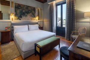una habitación de hotel con una cama y un escritorio en Donna Camilla Savelli - VRetreats, en Roma
