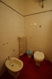 A bathroom at Lovely & Quite One Bedroom Near Piazza Santo Spirito