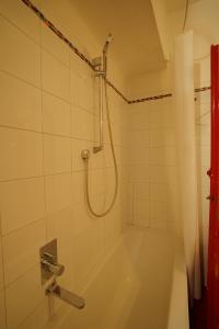 A bathroom at Lovely & Quite One Bedroom Near Piazza Santo Spirito Még 18 kép