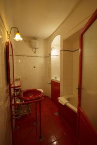 A bathroom at Lovely & Quite One Bedroom Near Piazza Santo Spirito