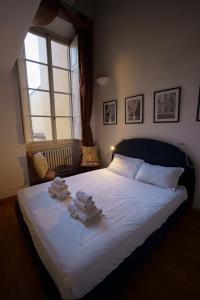 A bed or beds in a room at Lovely & Quite One Bedroom Near Piazza Santo Spirito