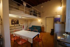 A kitchen or kitchenette at Lovely & Quite One Bedroom Near Piazza Santo Spirito