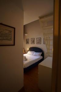 A bed or beds in a room at Lovely & Quite One Bedroom Near Piazza Santo Spirito