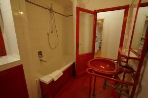 A bathroom at Lovely & Quite One Bedroom Near Piazza Santo Spirito