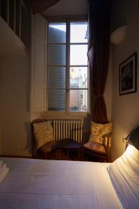 A bed or beds in a room at Lovely & Quite One Bedroom Near Piazza Santo Spirito