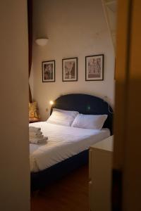A bed or beds in a room at Lovely & Quite One Bedroom Near Piazza Santo Spirito