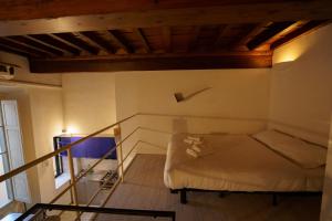 A bed or beds in a room at Lovely & Quite One Bedroom Near Piazza Santo Spirito